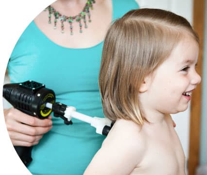 Dre Nolwenn Falquet, chiropraticienne d'expérience pratiquant sur un patient